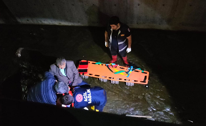 Dereye düşen tavuğunu kurtarmak isterken bacağını kırdı