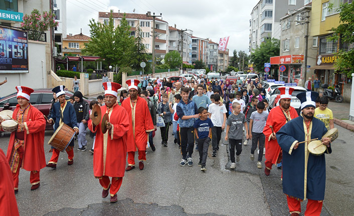 Öğrencilerini mehter eşliğinde Kur'an kursuna götürdü!