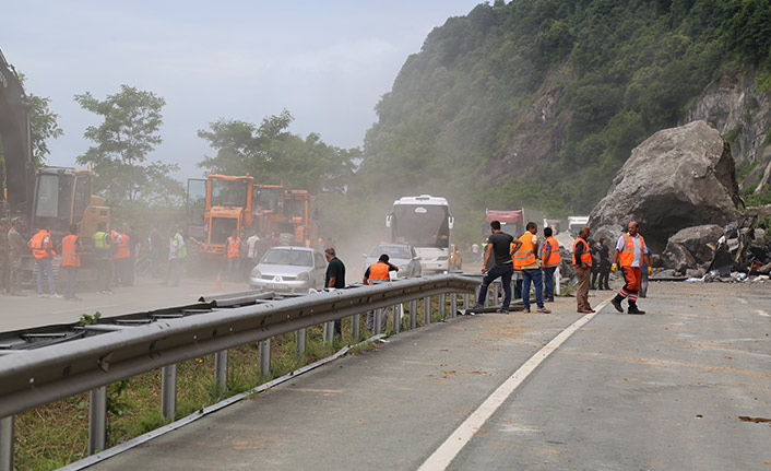 Artvin'de yol tekrar trafiğe açıldı!