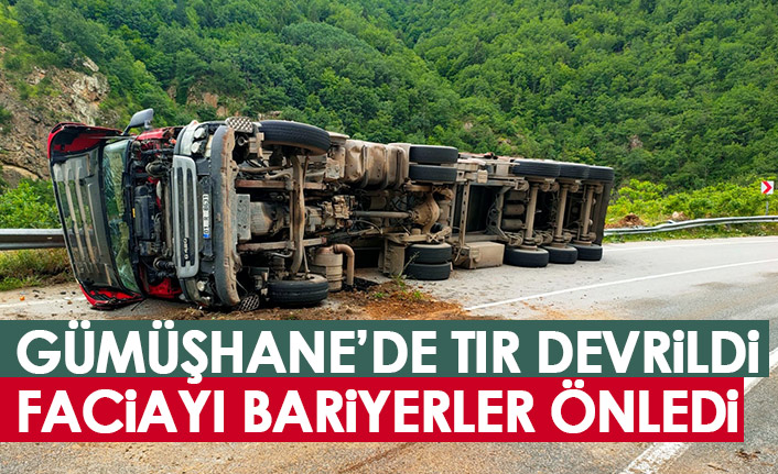 Gümüşhane'de tır yan yattı! Faciayı bariyerler önledi