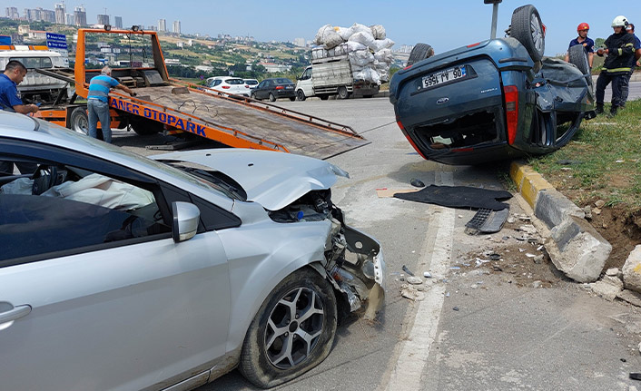 Samsun'da 2 otomobil birbirine girdi biri ağır 6 kişi yaralı