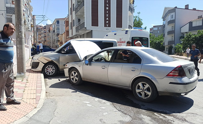 Otomobil ile hafif ticari araç çarpıştı: 4 yaralı