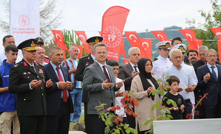 15 Temmuz şehidinin kabrine ziyaret