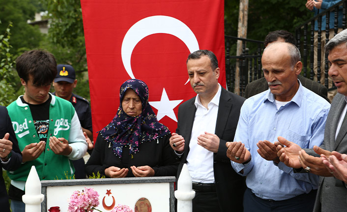 Şehit öğretmen Necmettin Yılmaz kabri başında anıldı