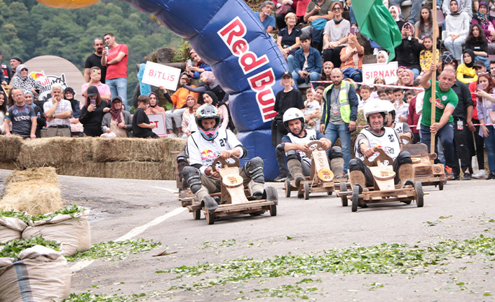 "Formulaz" tahta araba yarışları nefes kesti