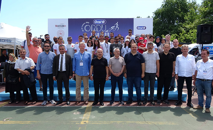 Yüzlerce kişinin katılımıyla "triatlon" yarışları başladı