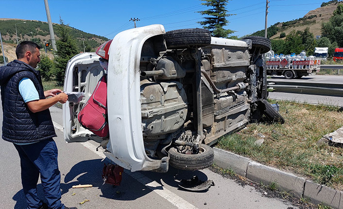 Takla atarak devrilen otomobilde 3 kişi yaralandı