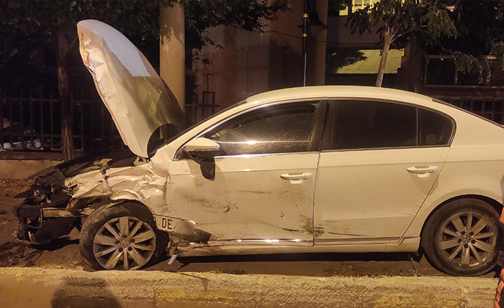 Hatalı sollama trafik kazasına sebep oldu, 2 kişi yaralandı