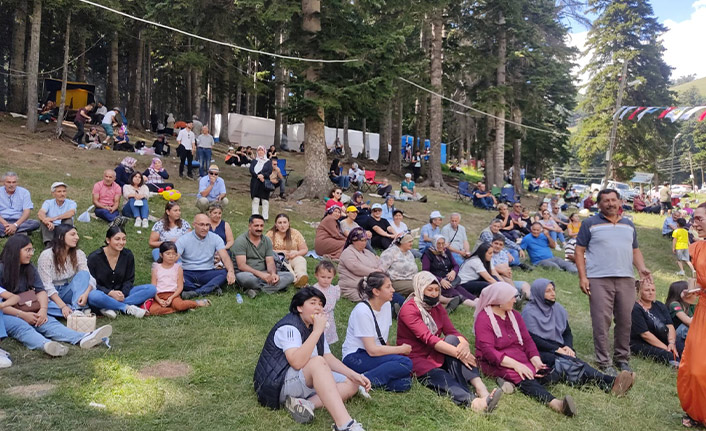 Yamaç paraşütçü piknik yapan vatandaşların arasına indi yürekler ağza geldi