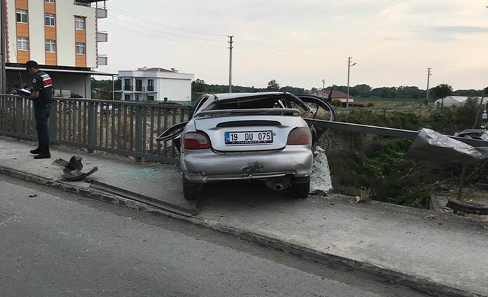 Köprünün korkulukları ok gibi saplandı sürücü ise...