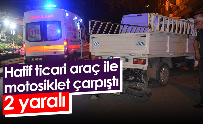 Hafif ticari araç ile motosiklet çarpıştı: 2 yaralı