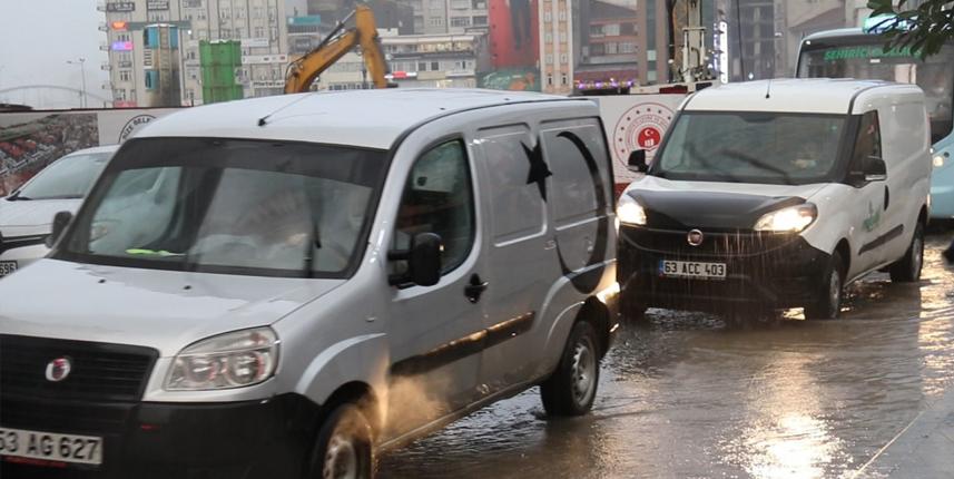 Rize'de etkili olan sağanak ulaşımı kısmen aksattı