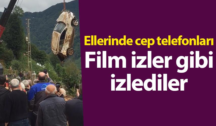 Rize'de aracın kurtarılmasını film izler gibi izlediler