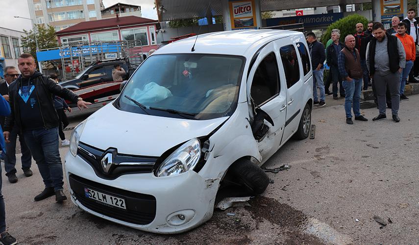 Ordu'da hafif ticari araçların çarpıştığı kazada 2 kişi yaralandı!