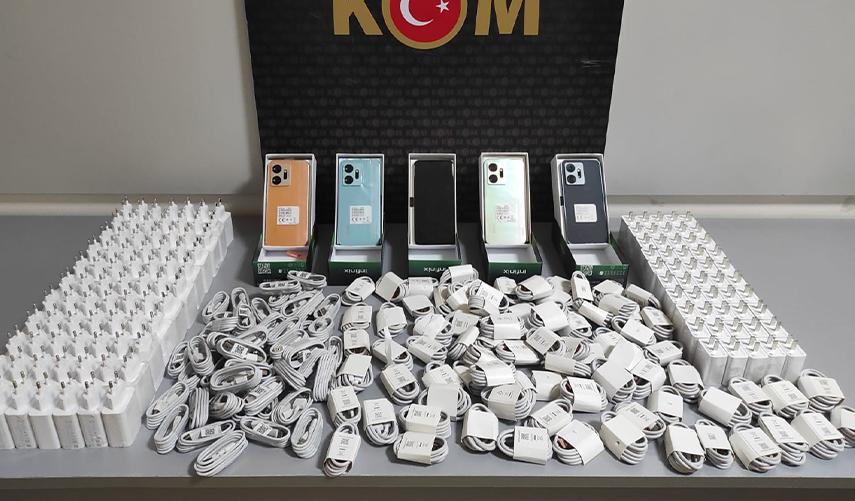 Samsun'da kaçak cep telefonu ve şarj kabloları ele geçirildi