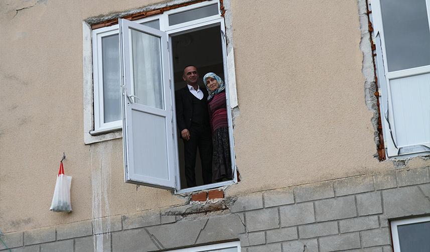 Bu evin balkon kapısı var ama balkonu yok