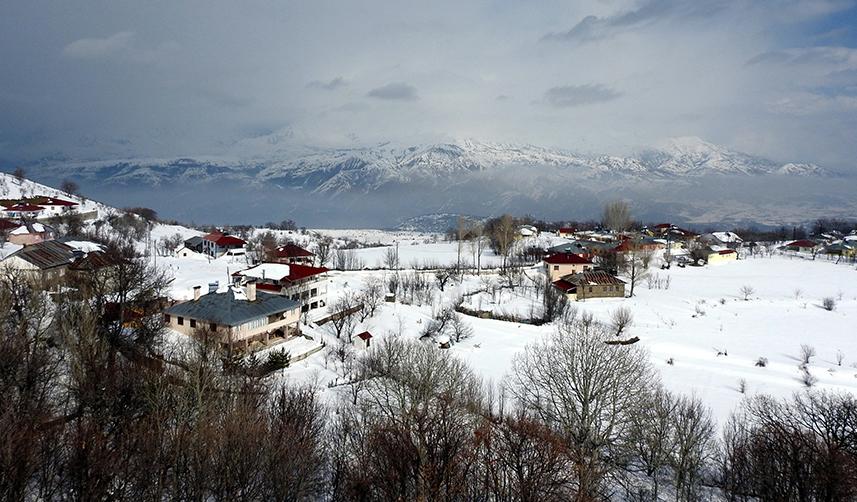 Bayburt'un yüksek kesimlerinde kar yağışı etkili oluyor