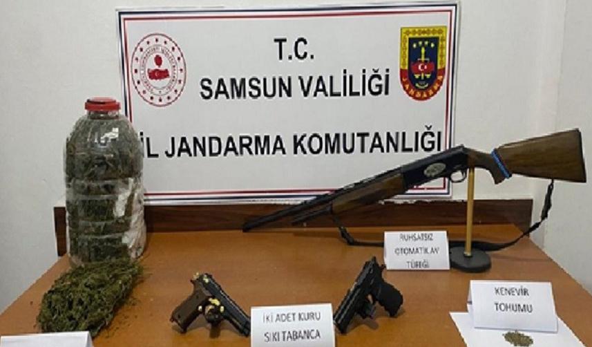 Samsun'da jandarma uyuşturucuyu yola atan şüphelileri yakaladı