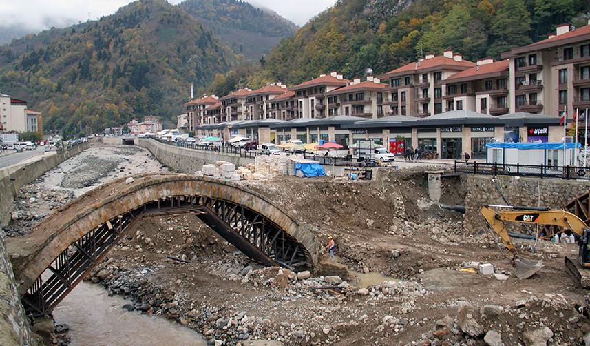 Giresun'da selde zarar gören tarihi kemer köprü onarılıyor