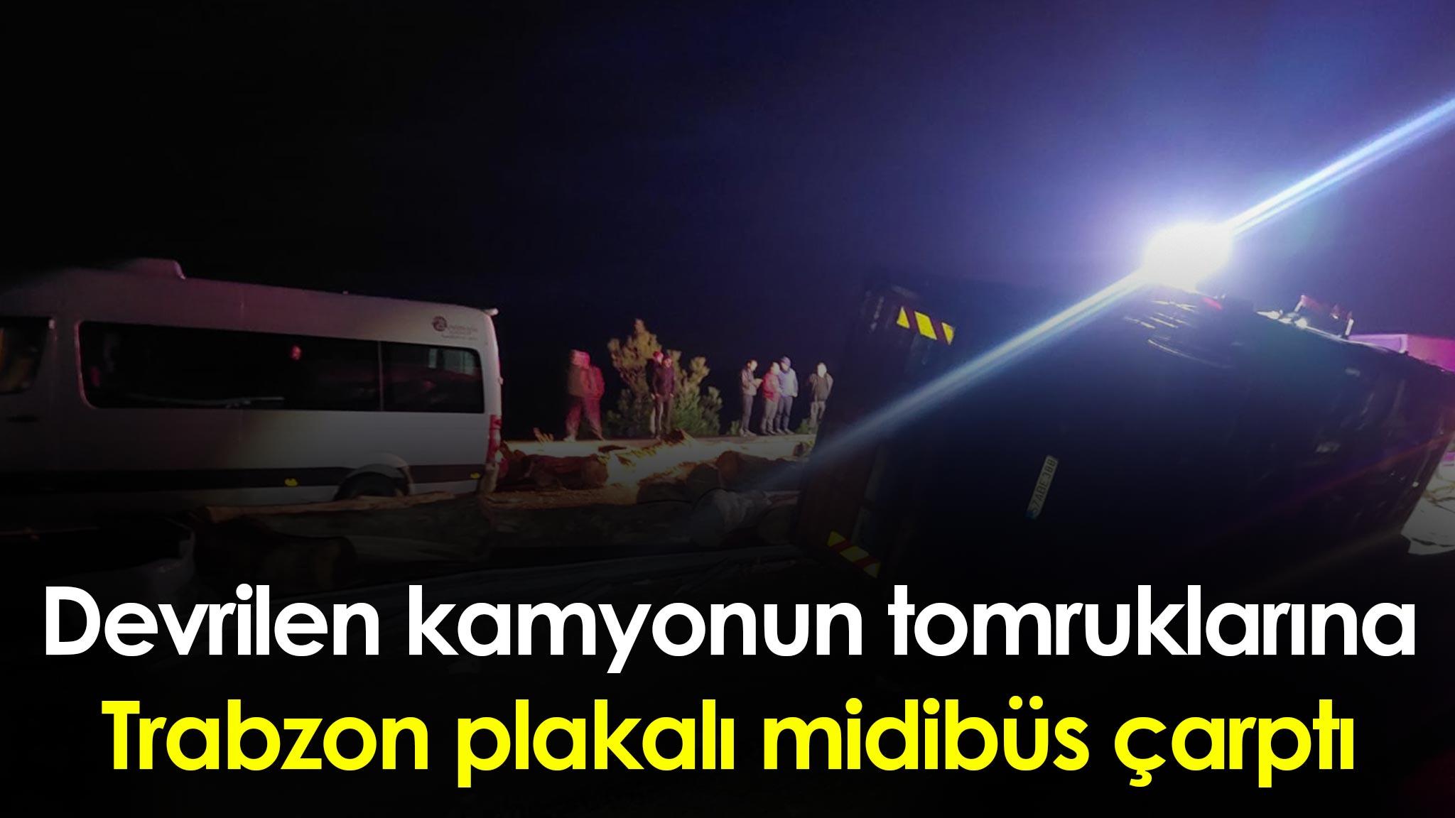 Samsun'da devrilen kamyondan dökülen tomruklara Trabzon plakalı midibüs çarptı