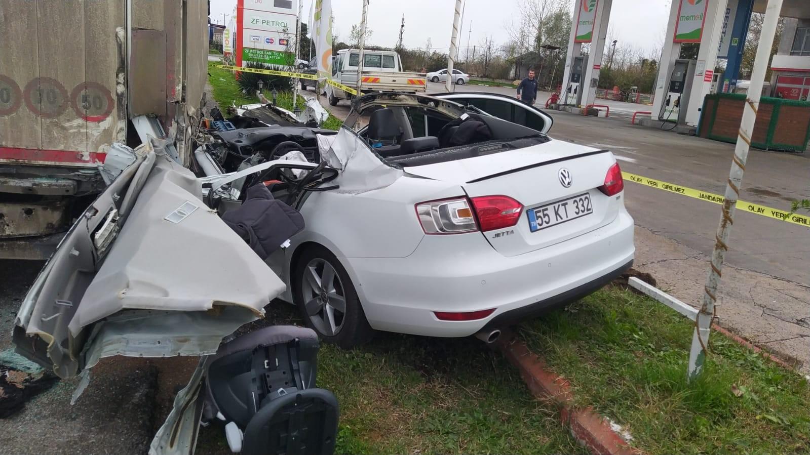 Samsun'da otomobil tır ile çarpıştı, 1 kişi öldü, 2 kişi yaralandı.