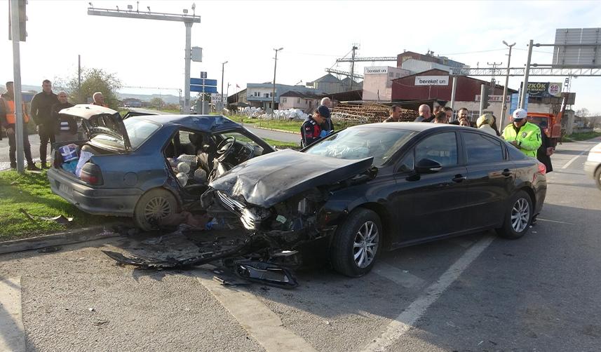 Samsun'da 2 otomobil çarpıştı: 5 yaralı