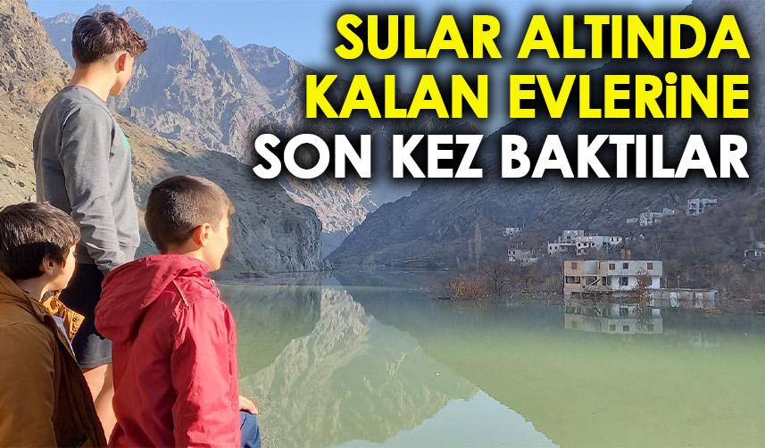 Artvin'de sular altında kalmaya başlayan evlerine son kez baktılar