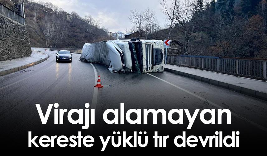 Artvin'de virajı alamayan kereste yüklü tır devrildi