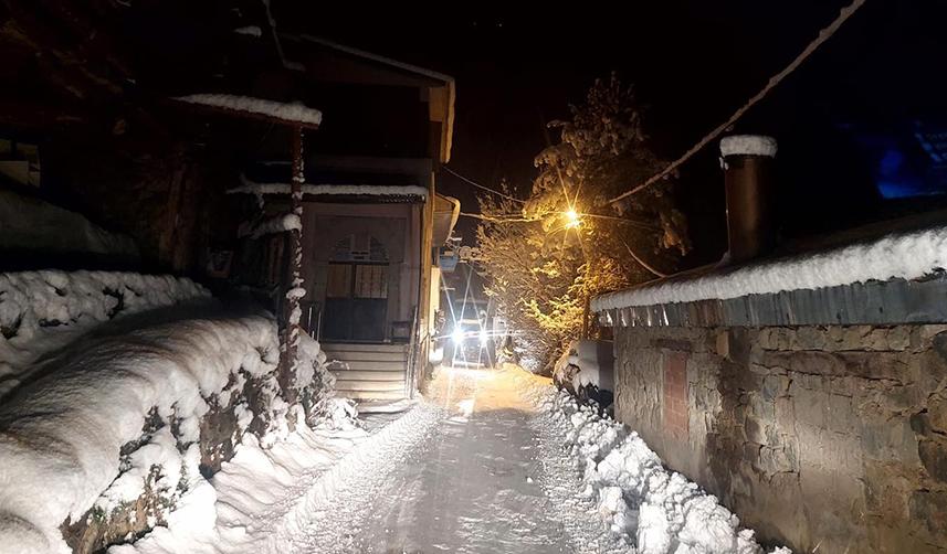 Artvin'de eşya taşırken mahsur kaldılar! Ekipler seferber oldu