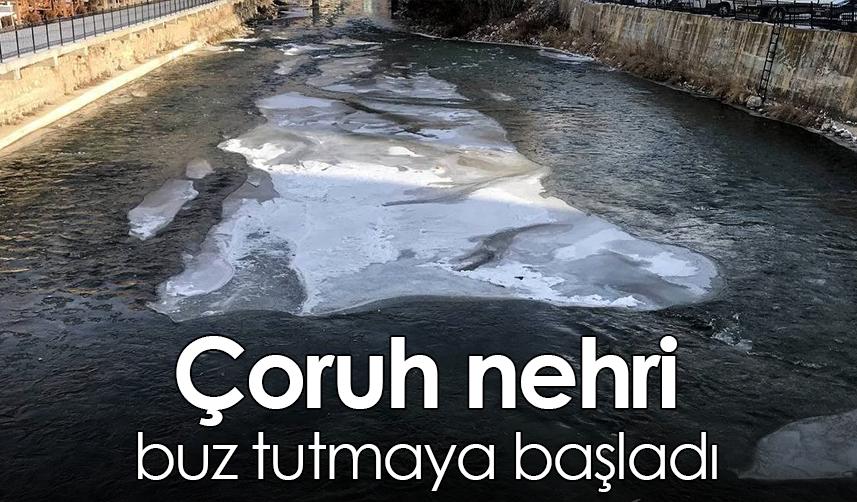 Bayburt'ta Çoruh nehri buz tutmaya başladı