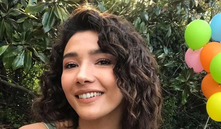 Aybüke Pusat süper minisiyle olay oldu