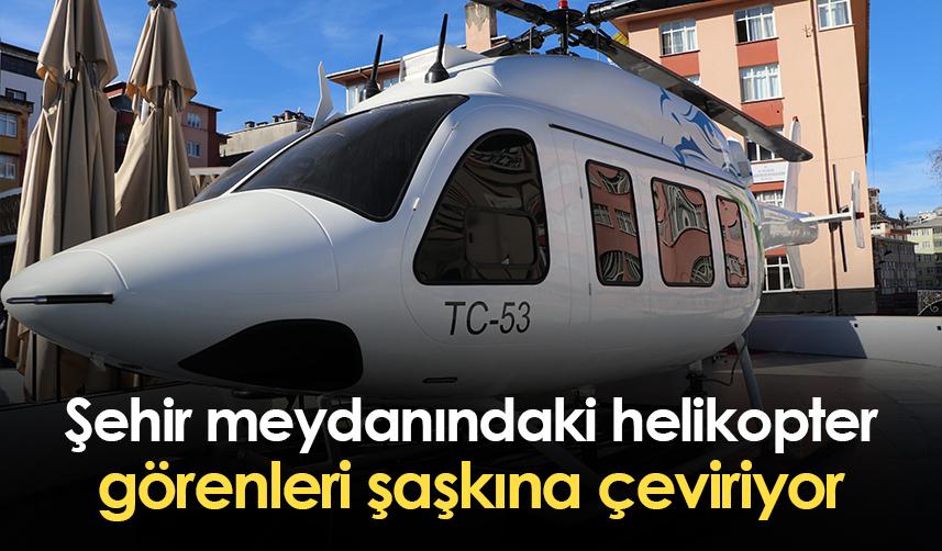 Rize'de şehir meydanındaki helikopter görenleri şaşkına çeviriyor