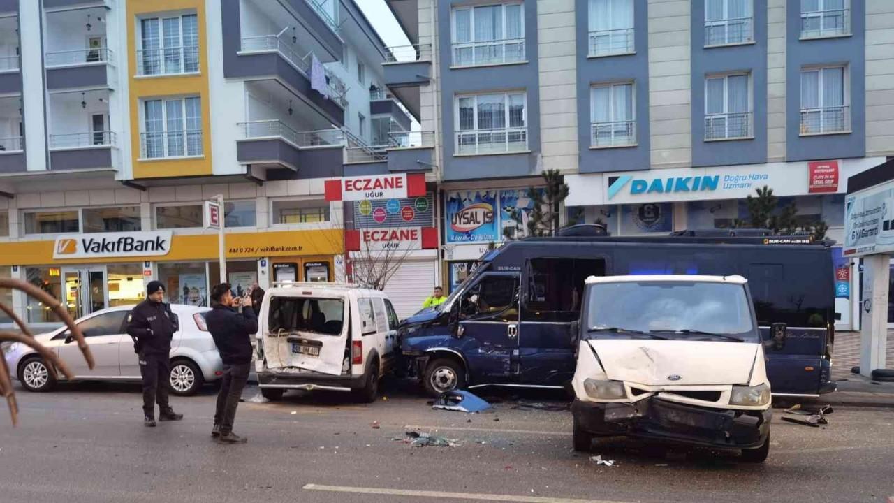 Kontrolden çıkan minibüs park halindeki 4 aracı biçti