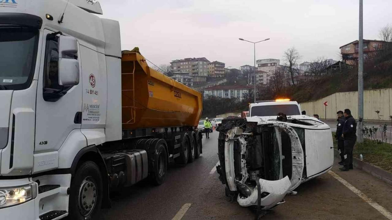 Kontrolden çıkan otomobil karşı şeride geçerek devrildi