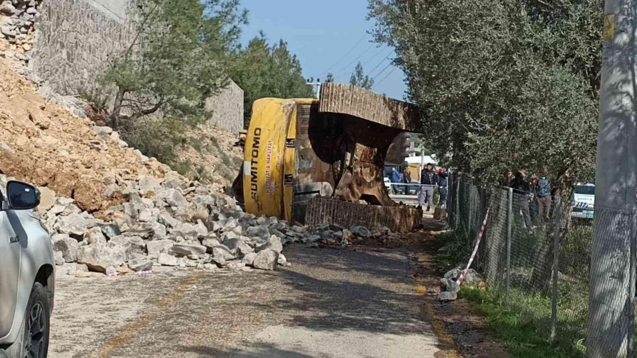 Kullandığı kepçesinin altında kalarak öldü