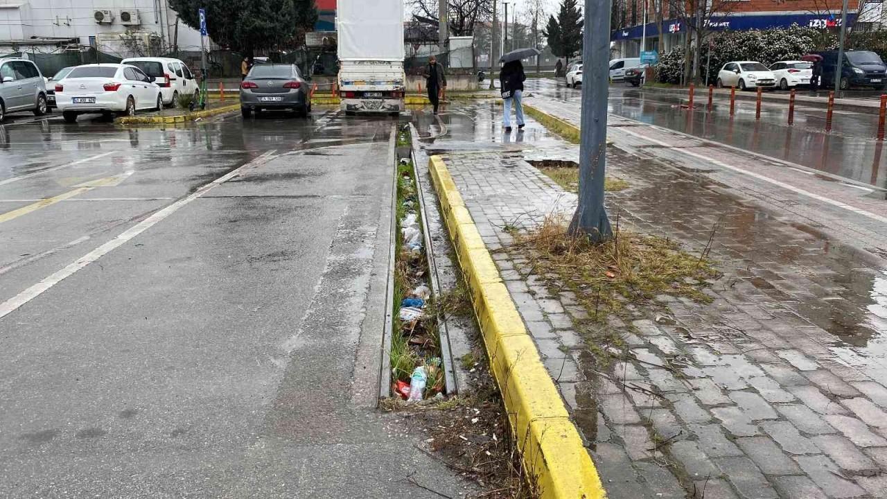 Açık otopark alanında mazgallar çalındı, vatandaşlar isyan etti