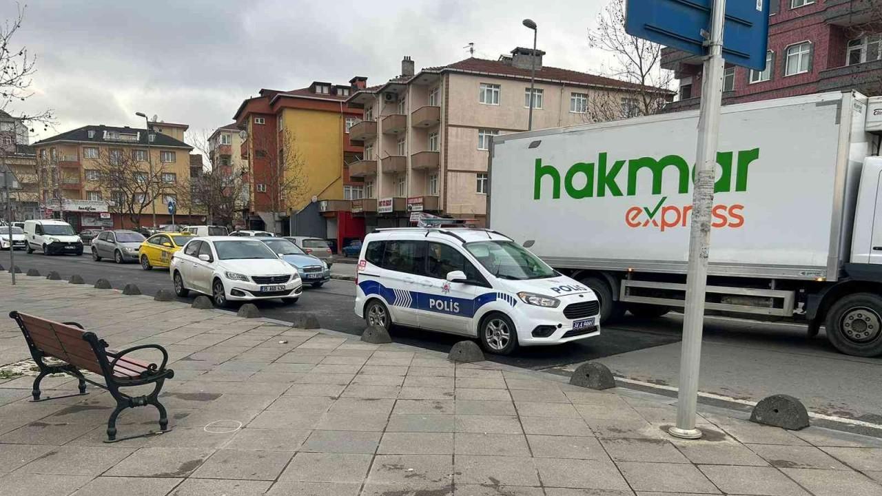 Sancaktepe’de boşandığı eşine sokak ortasında kurşun yağdırdı