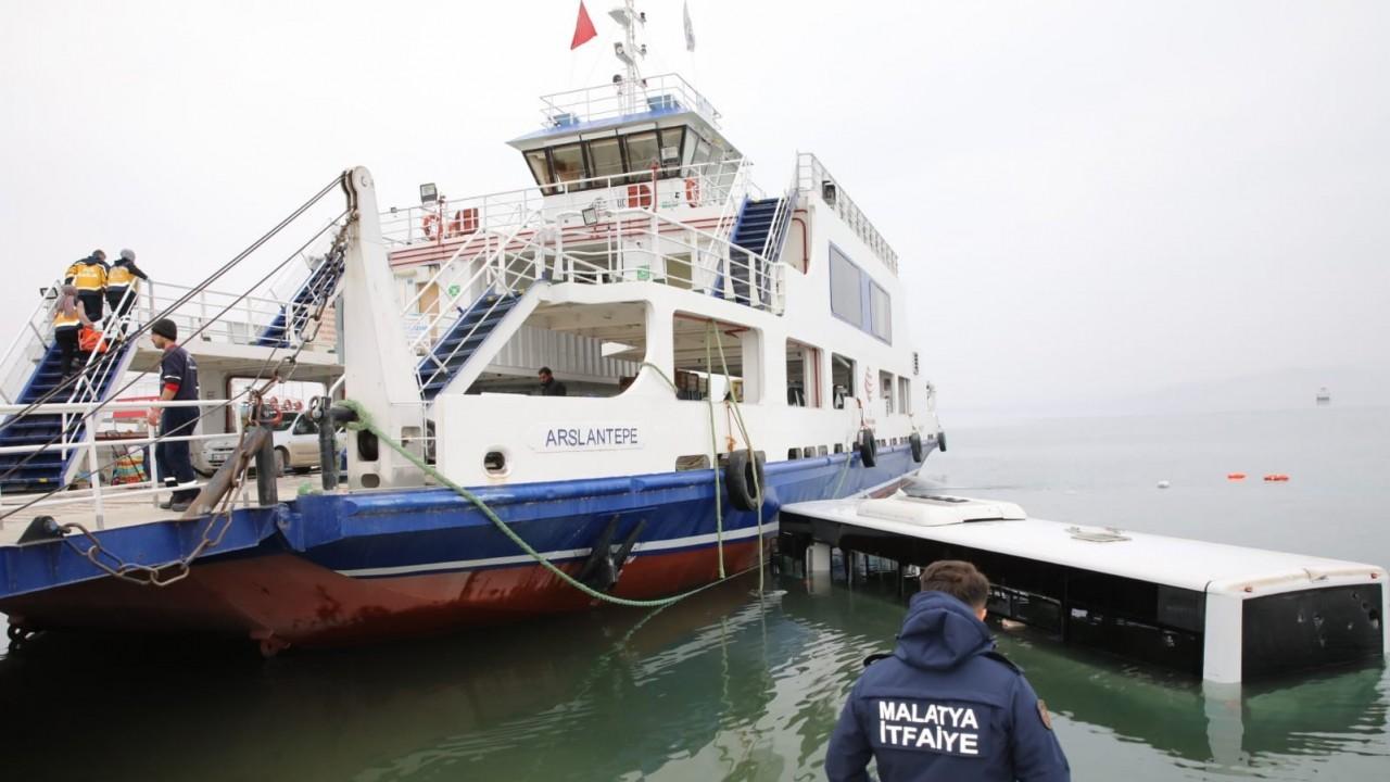 Göle uçan yolcu otobüsünde can pazarı