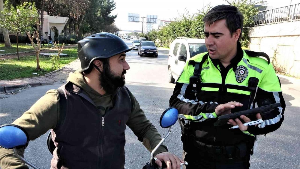 Polislere ehliyetsiz yakalandı, yardım için çağırdığı arkadaşı da ehliyetsiz çıkınca ikinci şoku yaşadı