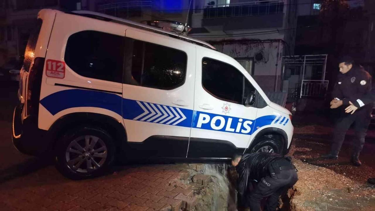 İzmir’i sağanak vurdu: Polis aracı çöken yolun içine düştü