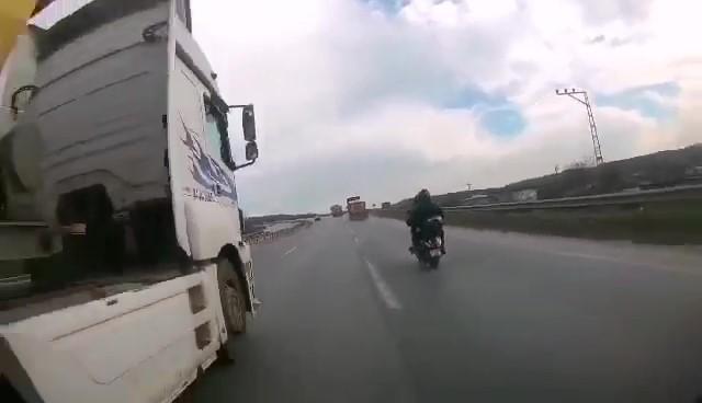 Şile otoyolunda motosikletli, hafriyat kamyonunun altında kalmaktan kıl payı kurtuldu