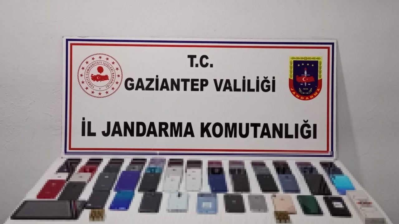 Gaziantep’te 194 adet kaçak cep telefonu ile 115 litre kaçak alkol ele geçirildi