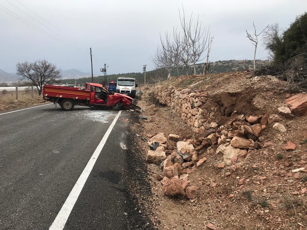 Burdur’da çocuk sürücü kullandığı araçla duvara çarptı, annesi öldü.