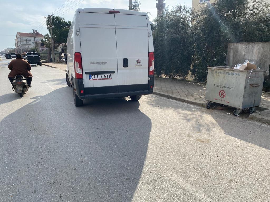 Aniden hareket eden minibüs motosiklete çarptı