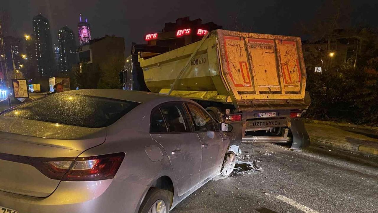 Önce otomobile ardından hafriyat kamyonuna çarpıp kaçtılar