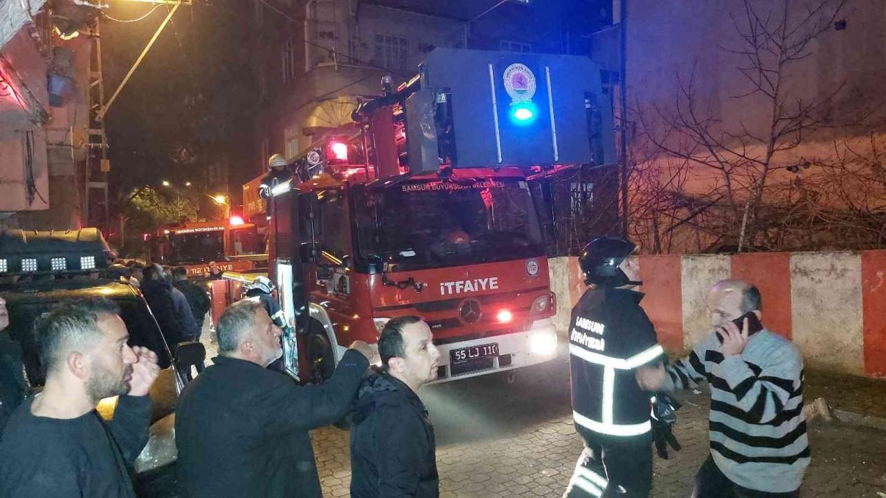 Alev topuna dönen evde baygınlık geçiren adamı arkadaşları kurtardı