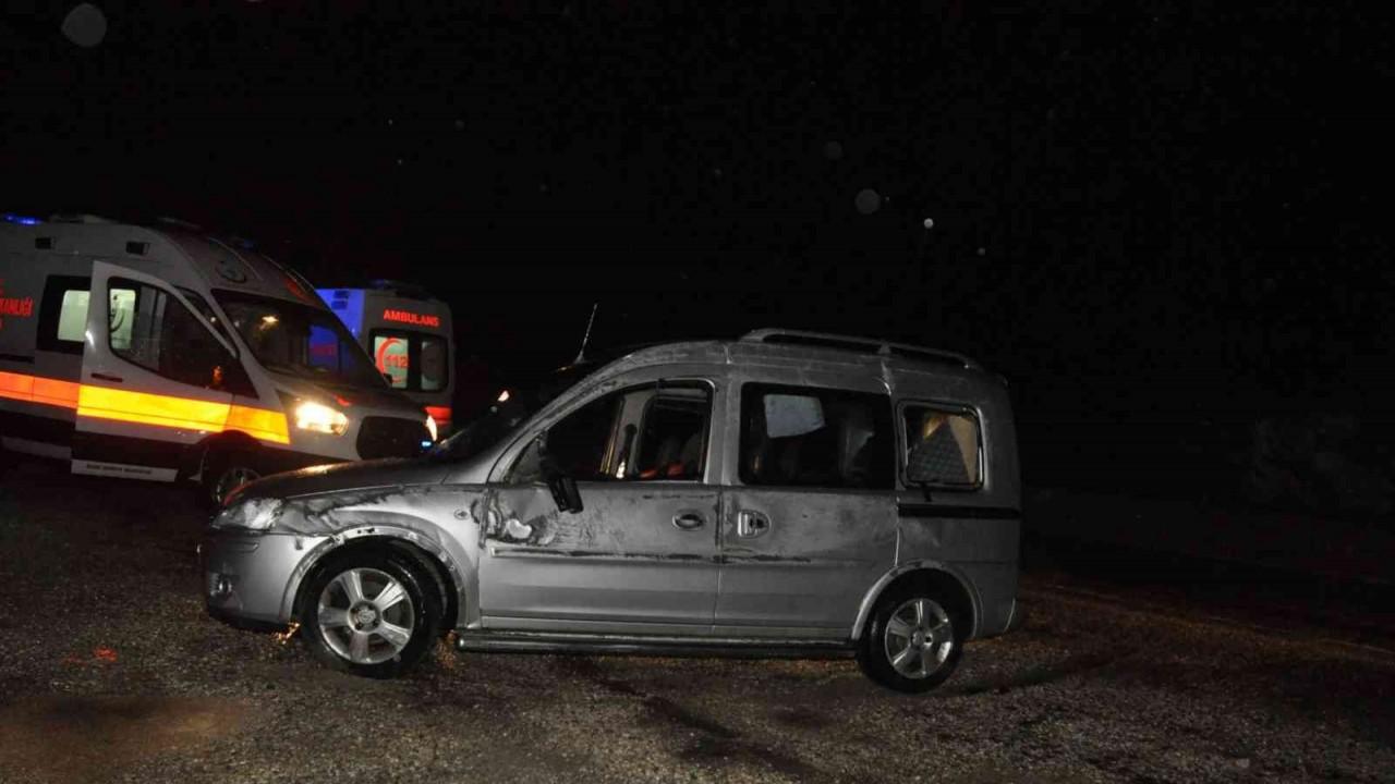 Kayganlaşan yolda kontrolden çıkan hafif ticari araç devrildi: 2 yaralı