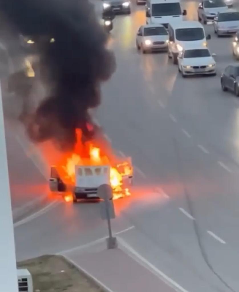 Adana’da yanan otomobil demir yığınına döndü