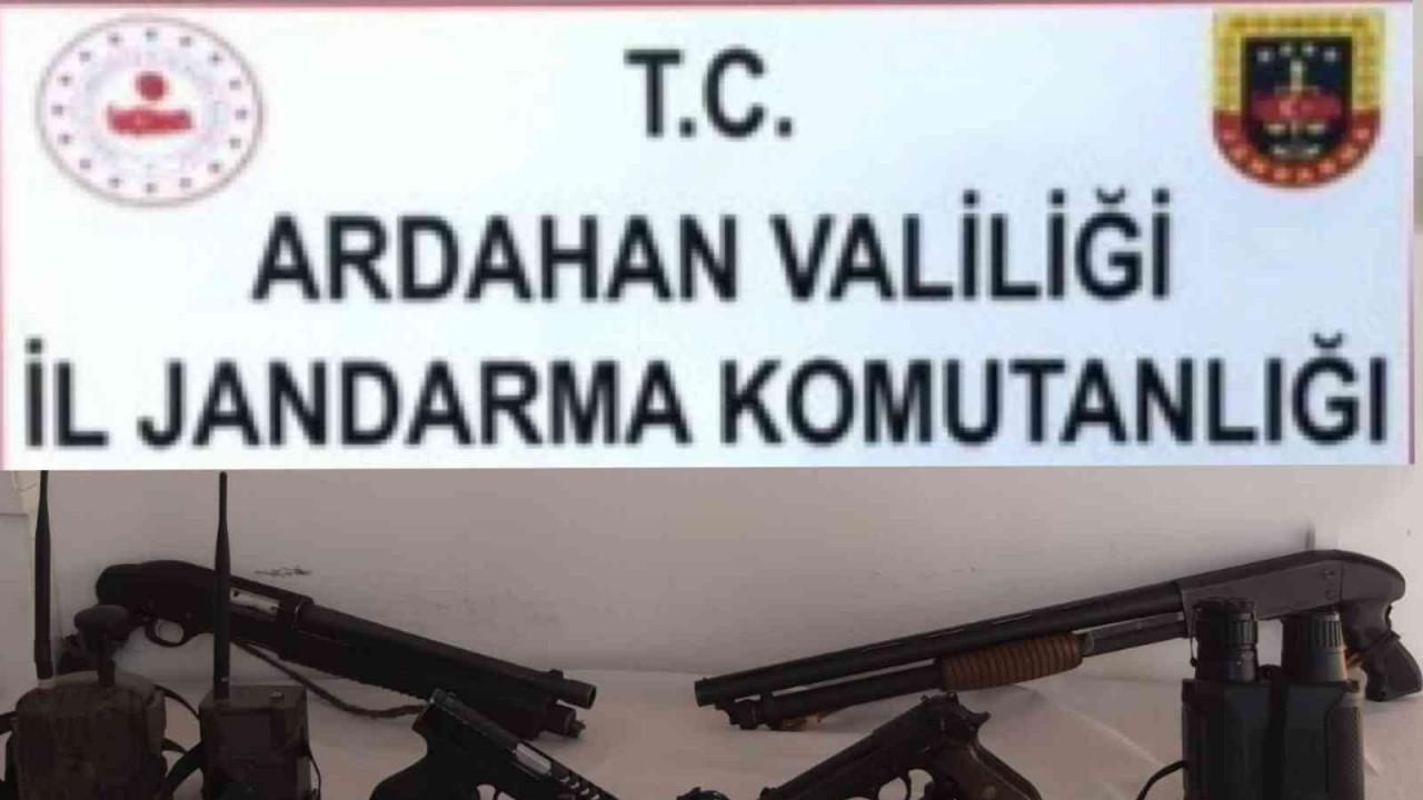 Ardahan’da ruhsatsız tabanca ve foto kapan ele geçirildi