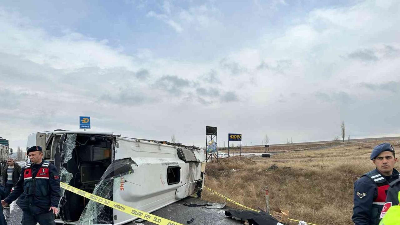 Niğde’de midibüs devrildi: 1 ölü, 27 yaralı